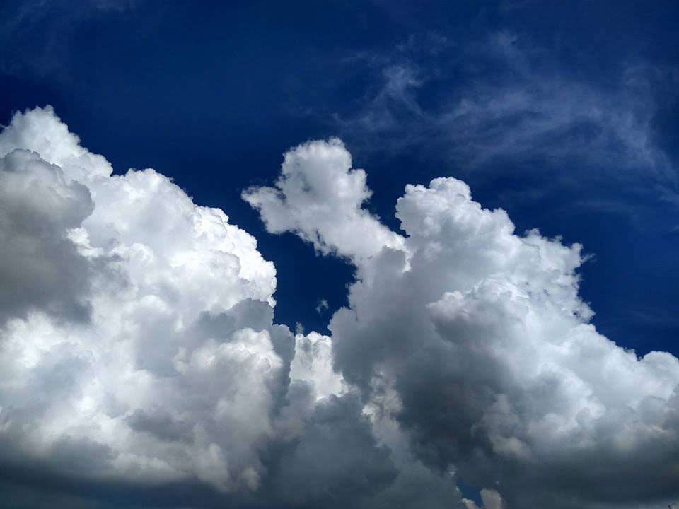 レンボンガン島雨季の空