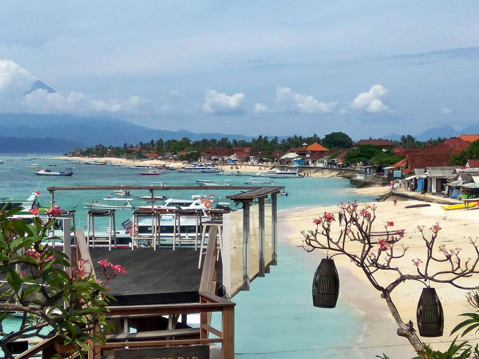 レンボンガン島のジュングバトゥビーチ