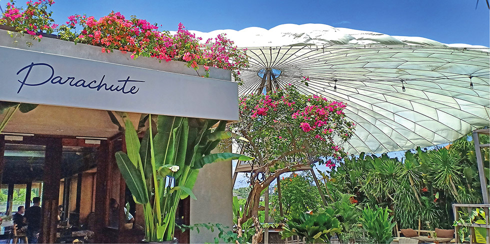 バリスクープ バリ島観光ツアーの予約ならマイマイウェブ Maimaiweb 巨大テントが映え映えのおしゃれカフェ ダイニング パラシュート バリ