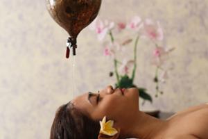 温かい薬用オイルを額から眉間に垂らし続け「第三の目」と呼ばれるツボをやさしく刺激します。