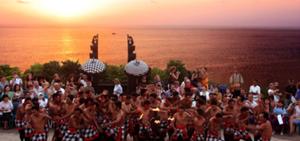 バリ百景その㊸ インド洋の壮大なパノラマをバックに…ケチャックダンス