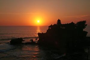 沈む太陽、黄金に輝く海、夕日に映える寺院のシルエットで有名な、タナロット寺院