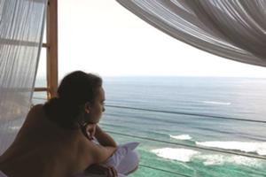 紺碧の海を目の前に、潮風を感じながら至福のひとときを