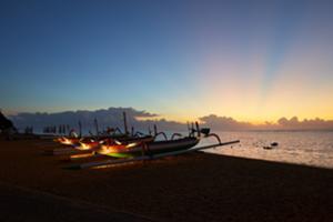 サヌールビーチは朝日が昇ります。
