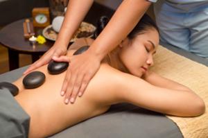 温めた玄武岩を使ったマッサージで 身体の奥深 くから緩め、エネルギーをチャージ