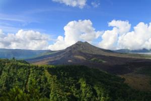 景勝地、キンタマーニ高原黒々とした溶岩が残されている。